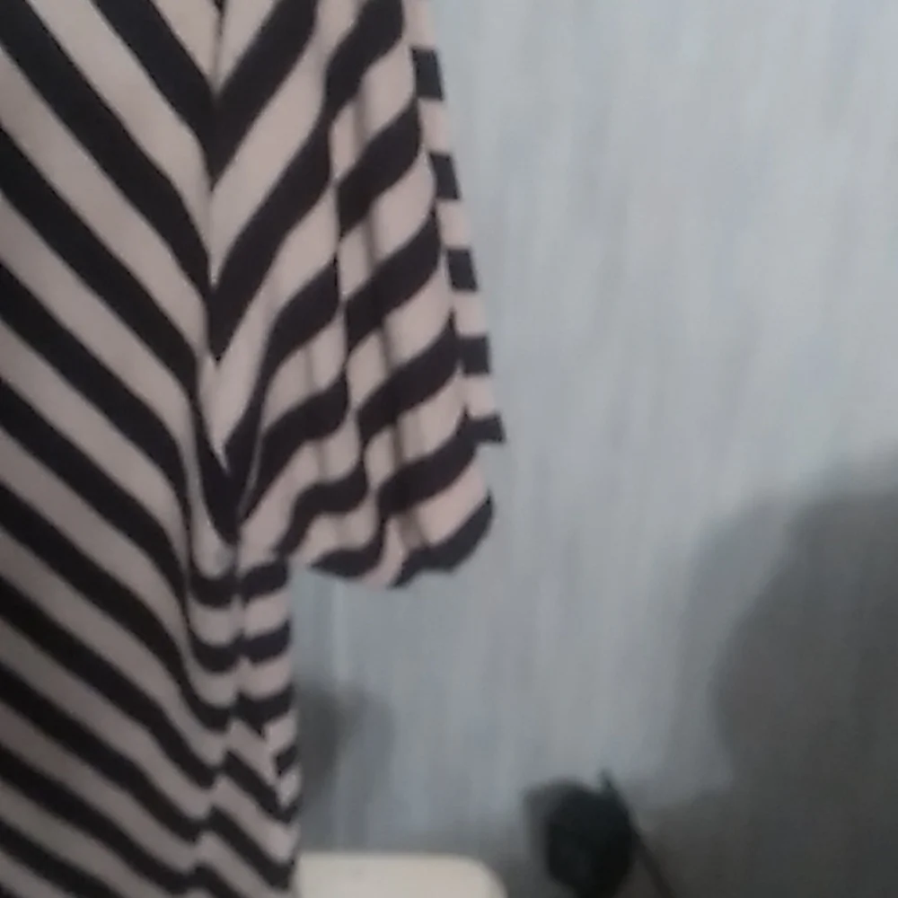 LulaRoe Small Tan Black Zig Zag Stripes Short Sleeves Top Like New - Picture 5 of 7